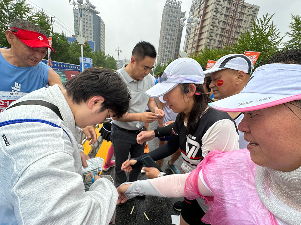 逐夢鲅馬，與愛同行！2024年5月26日營口鲅魚圈馬拉松大賽，百年董氏公司領(lǐng)導(dǎo)及員工現(xiàn)場為體育健兒免費(fèi)貼敷膏藥，以緩解運(yùn)動員因過度運(yùn)動導(dǎo)致的關(guān)節(jié)酸脹腫痛及不適！ 