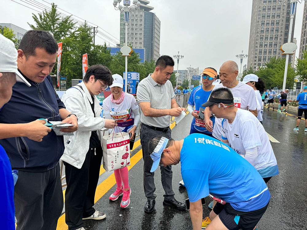 逐夢鲅馬，與愛同行！2024年5月26日營口鲅魚圈馬拉松大賽，百年董氏公司領(lǐng)導(dǎo)及員工現(xiàn)場為體育健兒免費(fèi)貼敷膏藥，以緩解運(yùn)動員因過度運(yùn)動導(dǎo)致的關(guān)節(jié)酸脹腫痛及不適！ 